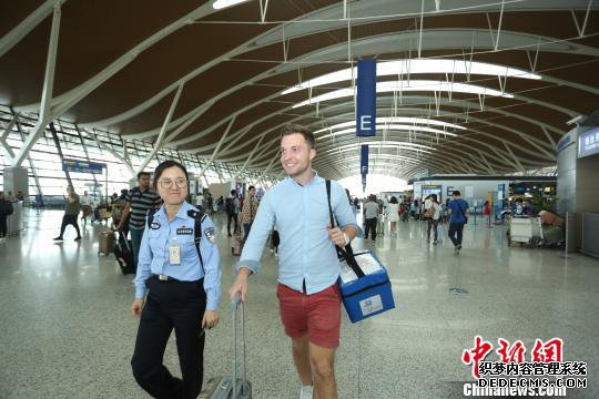 上海:地空接力助“造血干细胞”跨国移植